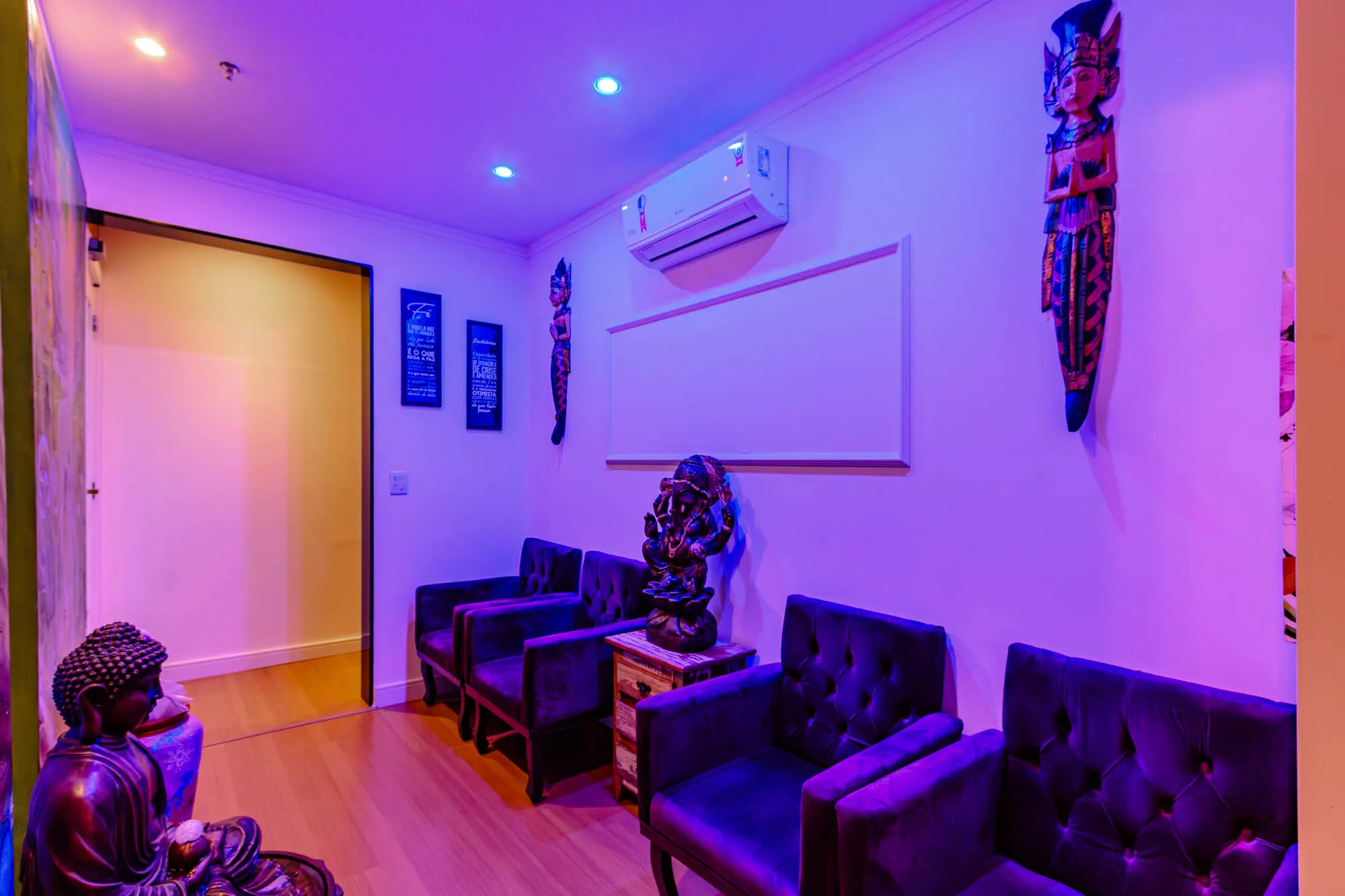 Consultório da psicóloga no Itaim Bibi - Sala de espera acolhedora do Instituto Cintia Balotta