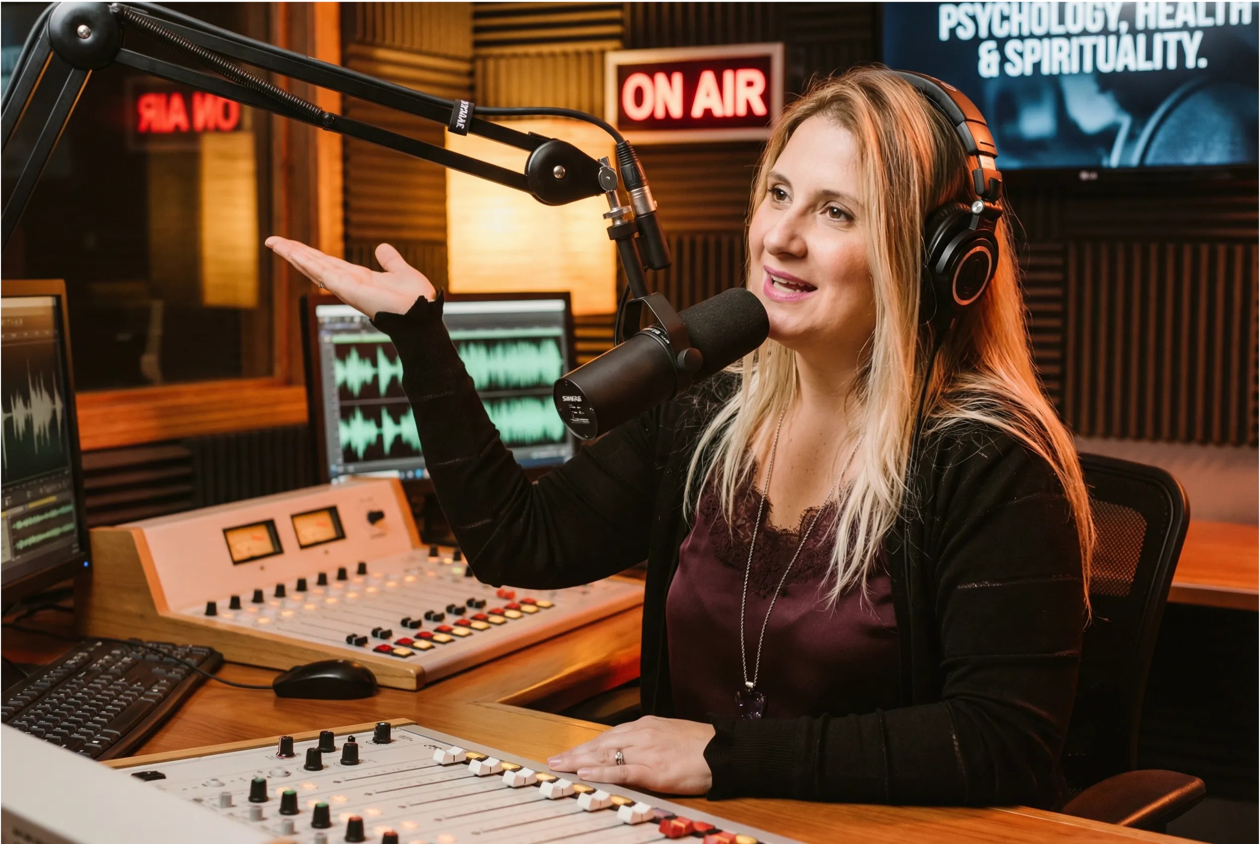 Dra. Cintia Balotta como comunicadora na Rádio Mundial: programa Psicologia, Saúde e Espiritualidade desde 2008