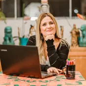 Dra. Cintia Balotta, psicóloga no Itaim Bibi com 20 anos de experiência, em seu consultório acolhedor especializado em Terapia Junguiana