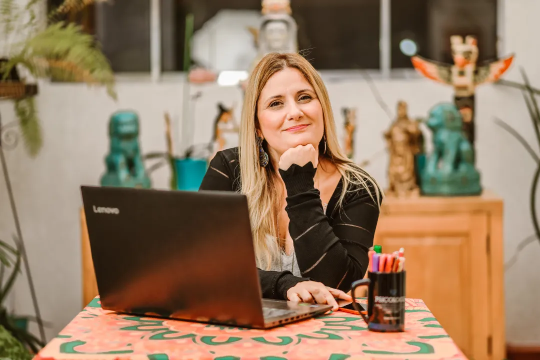 Dra. Cintia Balotta, psicóloga no Itaim Bibi com 20 anos de experiência, em seu consultório acolhedor especializado em Terapia Junguiana