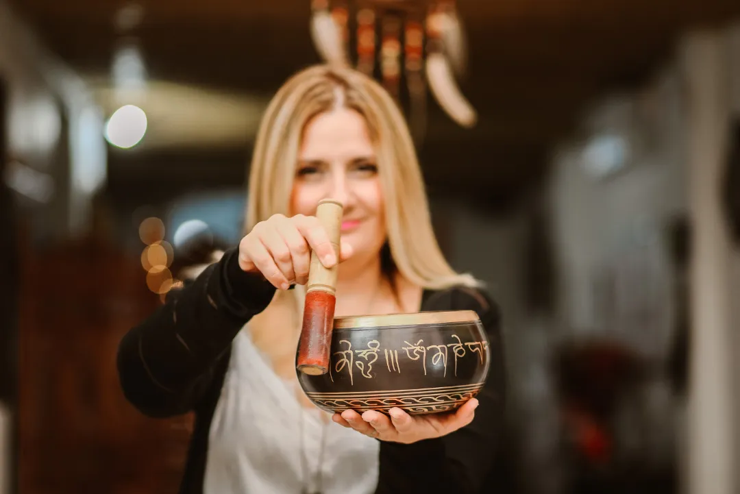 Dra. Cintia Balotta com tigela tibetana: terapia holística vibracional no Itaim Bibi, guiando cada ser à sua própria luz