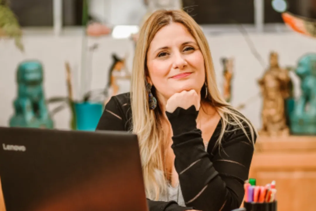 Psicóloga realizando atendimento de Terapia Junguiana online, com mais de 33 mil consultas realizadas em Psicologia Analítica